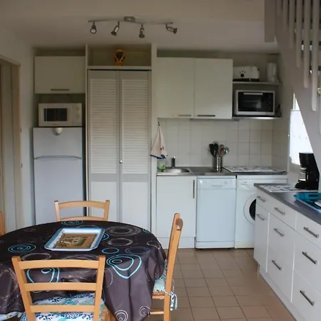 Semesterbostad Maison De 2 Chambres A Saint Cyprien Avec Piscine Partagee Et Terrasse Amenagee A 800 M De La Plage *